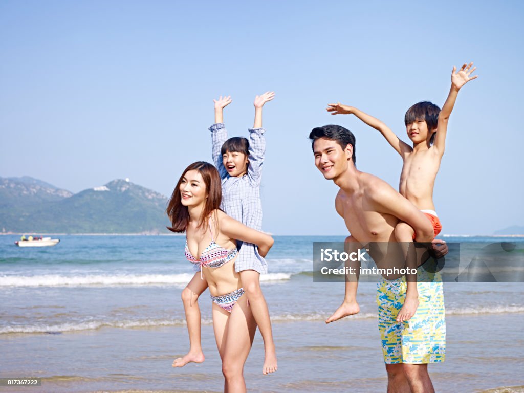 해변에서 재미 아시아 가족 가족에 대한 스톡 사진 및 기타 이미지 - 가족, 미소, 싱가포르 - Istock