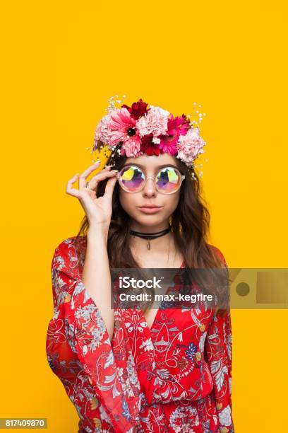 Mujer Hipster Con Guirnalda De Flores Tocar Vasos Foto de stock y más banco de imágenes de Mujeres - Mujeres, Corona - Arreglo floral, Purpurina - iStock Mujer Hipster Con Guirnalda De Flores Tocar Vasos Foto de stock y más banco de imágenes de Mujeres - Mujeres, Corona - Arreglo floral, Purpurina - iStock