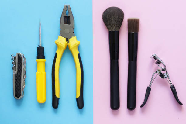 hommes vs women.tools pour les hommes et maquillage pinceaux pour femmes - stereotypical photos et images de collection