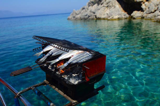 ヨットのデッキで海でのシーフード バーベキューのグリルします。 - shrimp grilled prepared shrimp barbecue ストックフォトと画像