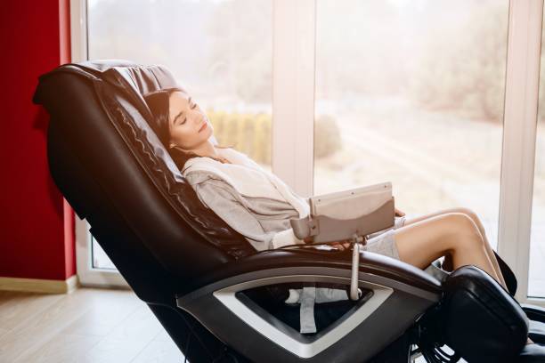 молодая женщина отдыхает на массажный стул - massage therapist massaging sport spa treatment стоковые фото и изображения