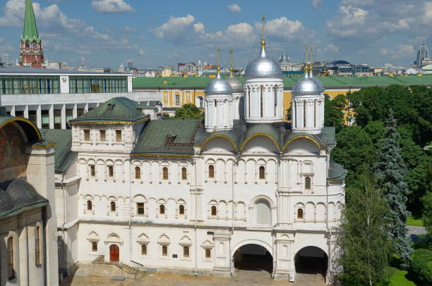 the patriarch's palace with church of twelve apostlesin the moscow kremlin, russia - patriarchal cross imagens e fotografias de stock