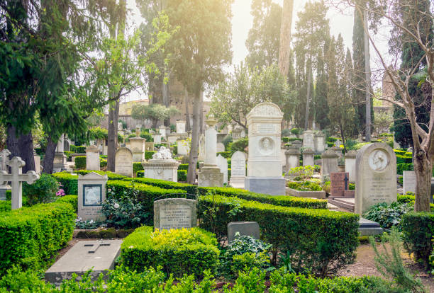 cimitero acattolico ("cmentarz niekatolicki") w rzymie, włochy - cemetery hill zdjęcia i obrazy z banku zdjęć