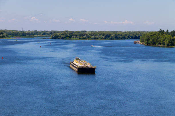 chiatta che galleggia sul fiume dnepr - barge beach large blue foto e immagini stock