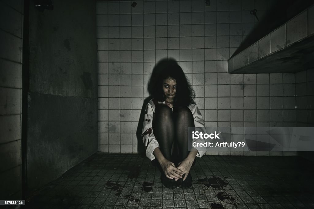 유령의 집 신비한 여자 무서운 여자의 귀신의 공포 장면에서에서 유령 귀신에 대한 스톡 사진 및 기타 이미지 - iStock 유령의 집 신비한 여자 무서운 여자의 귀신의 공포 장면에서에서 유령 귀신에 대한 스톡 사진 및 기타 이미지 - Istock