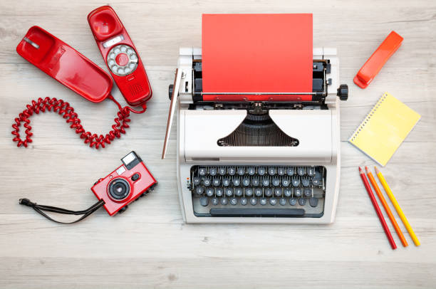retro máquina de escribir en el escritorio de la oficina. - telephone old old fashioned desk fotografías e imágenes de stock