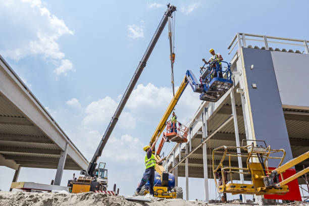 pracownicy są wysoko w zbieracz wiśni na placu budowy. - crane mobile crane derrick crane construction vehicle zdjęcia i obrazy z banku zdjęć