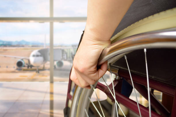 hombre de la silla de ruedas en el aeropuerto - physical impairment wheelchair disabled accessibility fotografías e imágenes de stock