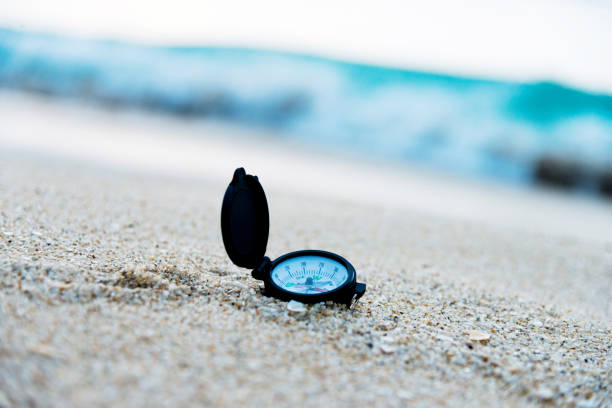 czarny kompas na piasku morskim - compass exploration the way forward beach zdjęcia i obrazy z banku zdjęć