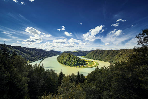 en été, vue sur fleuve de danube - upper austria photos et images de collection