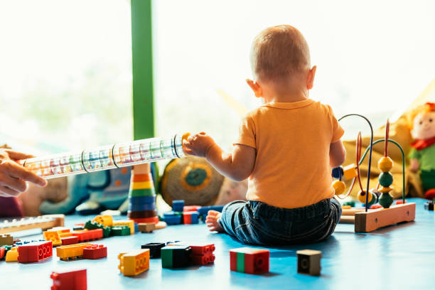 glückliches baby mit klötzchen spielen. - photography teaching fun one person stock-fotos und bilder