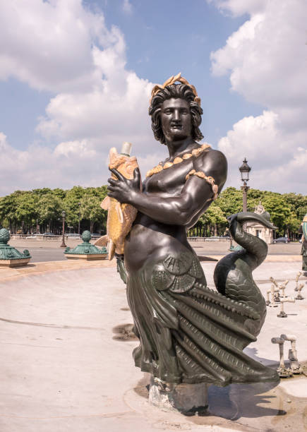 auf der place de la concorde brunnen der flüsse - triton stock-fotos und bilder