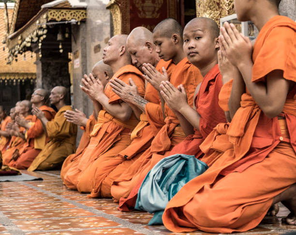 buddhist monks praying during visakha puja in doi suthep chiang mai thailand - suthep imagens e fotografias de stock
