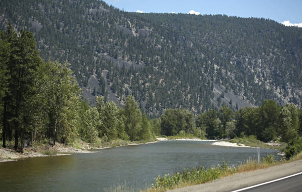 rio de similkameen, regional distrito de okanagan-similkameen, british columbia, canadá, no verão - similkameen river - fotografias e filmes do acervo