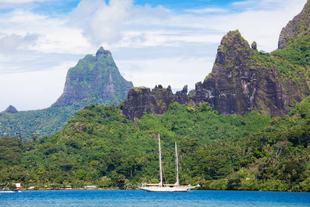 istock Cook Bay on Moorea with Mount Mauaroa, French Polynesia 817745174