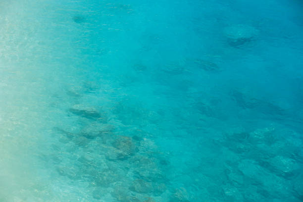 gradiente de agua de mar azul turquesa de vista aérea de océano - sea high angle view water tranquil scene fotografías e imágenes de stock