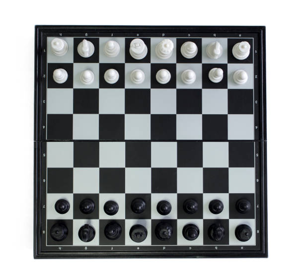 schach-draufsicht auf weißem hintergrund. tabelle spiel schach foto. - intelligence set armed forces competitive sport stock-fotos und bilder