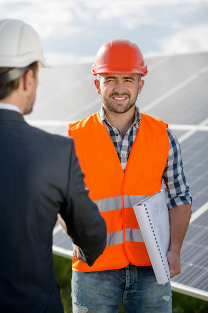 istock Foreman shaking hand to a business client. 817825630