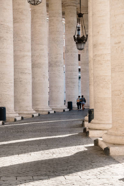 kolumnada na placu świętego piotra. - statue architecture st peters basilica vatican zdjęcia i obrazy z banku zdjęć
