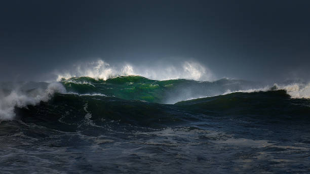 grosses vagues par temps orageux - breaking wind photos et images de collection