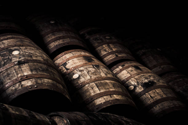barriles de roble - whisky barrel distillery hard liquor fotografías e imágenes de stock