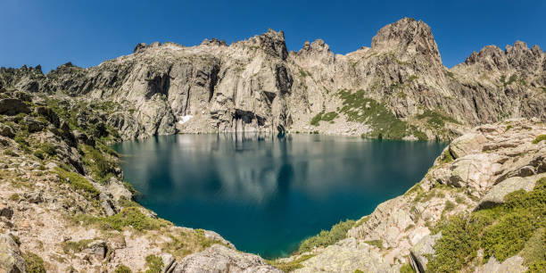 lac de capitello cerca de corte en córcega - extreme terrain eroded snow landscape fotografías e imágenes de stock