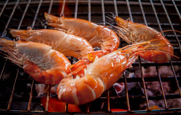gamberi, gamberi grigliati su stufa a fuoco barbecue - grilled shrimp foto e immagini stock