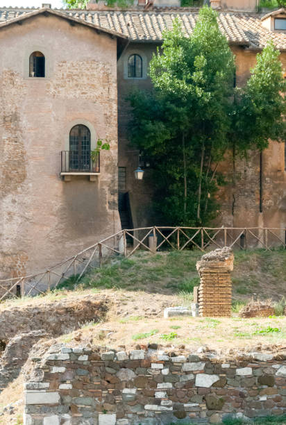 rovine del tempio di apollo accanto al teatro di marcello del 12 a.c. e all'antico edificio di accompagnamento ora riproposto come appartamenti, roma, italia - caesar emperor rome stone foto e immagini stock