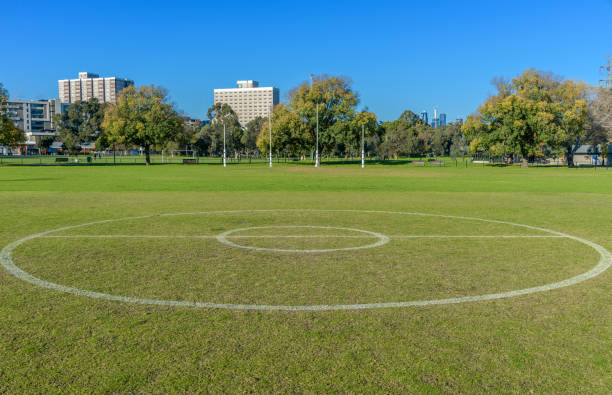 centro de círculo - campo lugar deportivo fotografías e imágenes de stock