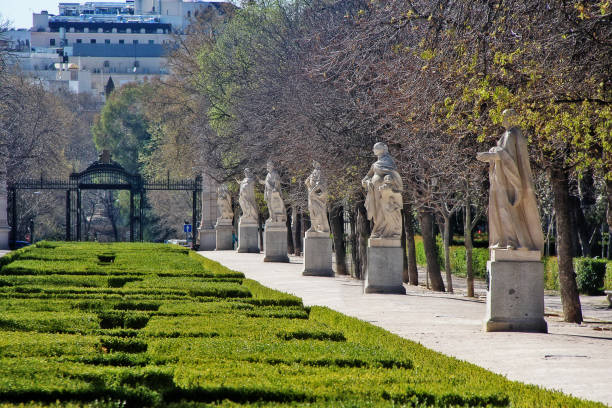 paseo de la argentina, znany również jako paseo de las estatuas (statue walk), park ozdobiony niektórymi posągami królów z pałacu królewskiego, buen retiro park (parque del buen retiro), madryt, hiszpania - king’s bench walk zdjęcia i obrazy z banku zdjęć