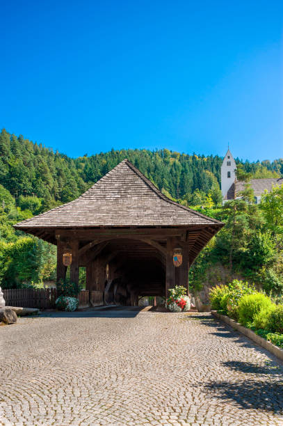 wooden bridge with the protestant church in forbach - konstruktion imagens e fotografias de stock