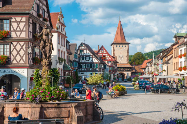 The historic old town with Upper gate tower and Röhr fountain in Gengenbach The historic old town with Upper gate tower and Röhr fountain in Gengenbach, Black Forest, Baden-Wurttemberg, Germany, Europe gebäude stock pictures, royalty-free photos & images