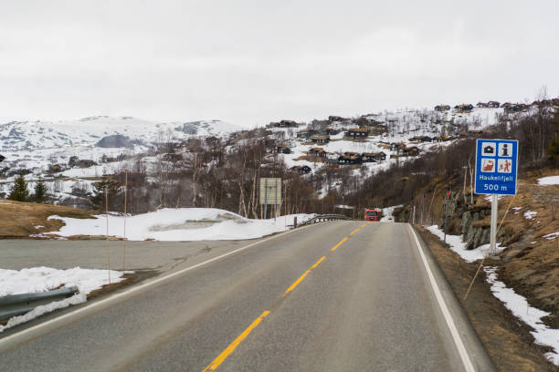 500 metrów do haukelifjell na skraju hardangervidda np, norwegia. - telemark skiing skiing sign sport zdjęcia i obrazy z banku zdjęć