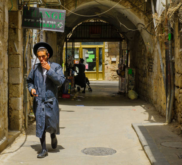 szene von der ultra-orthodoxen viertel mea shearim, jerusalem - ultra orthodox judaism stock-fotos und bilder