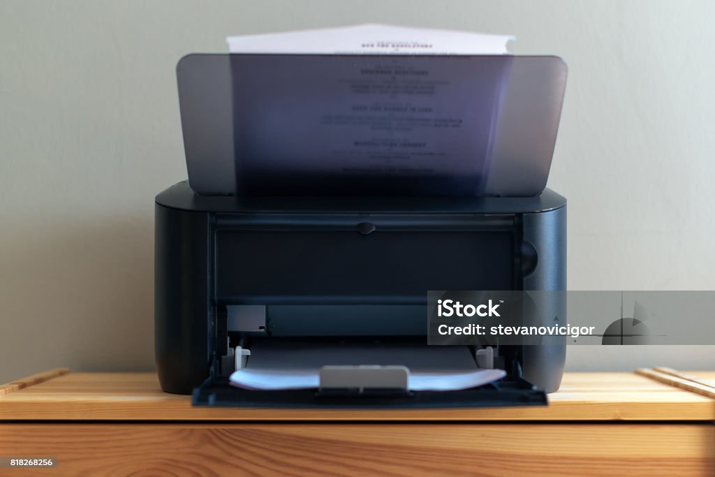 Kleines Büro Drucker drucken von Dokumenten - Lizenzfrei Arbeiten Stock-Foto