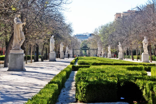 пасео-де-ла-аргентина, также известный как пасео-де-лас-эстатуас (статуя walk), парк украшен некоторыми из статуй королей из королевского двор� - king’s bench walk стоковые фото и изображения