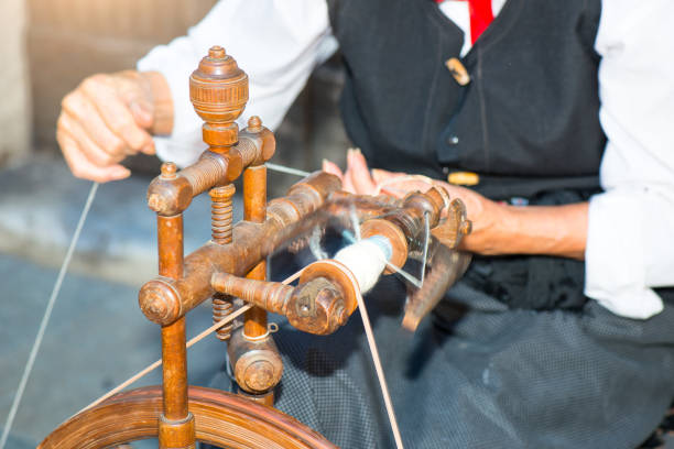 Woman with chassis to put wool.