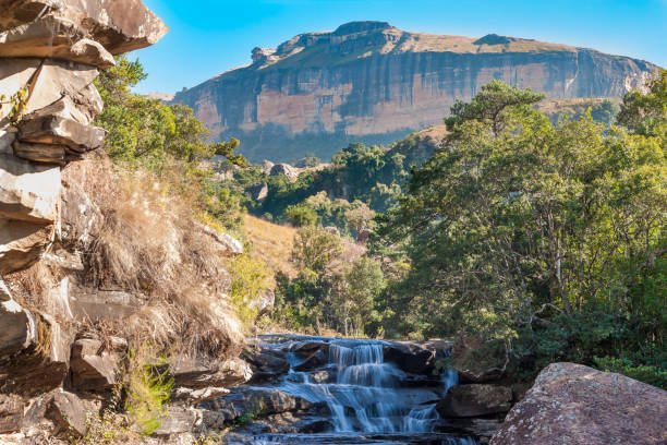 serra de drakensberg - tugela river - fotografias e filmes do acervo