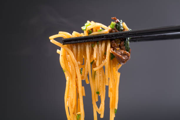 revuelva frito tallarines de arroz con el fondo negro - chopsticks stir fried vegetable beef fotografías e imágenes de stock