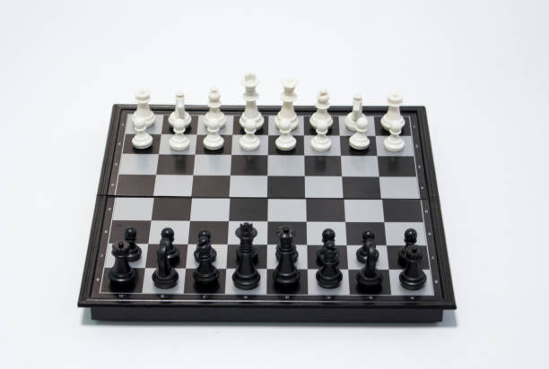 szachowa czarna strona gracza na białym tle. gra stołowa szachy zdjęcie. - intelligence set armed forces competitive sport zdjęcia i obrazy z banku zdjęć