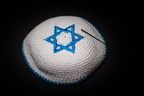 dzianinowe kippah z niebieską gwiazdą dawida na czarnym tle z bliska. koncepcja sedera - cap embroidery blue hat zdjęcia i obrazy z banku zdjęć