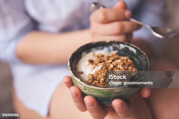 Giovane Donna Con Ciotola Muesli Ragazza Che Mangia Cereali Per La Colazione Con Noci Semi Di Zucca Avena E Yogurt In Ciotola Ragazza Che Tiene In Mano Muesli Fatti In Casa Spuntino Sano O Breakfst Al Mattino - Fotografie stock e altre immagini di Granola