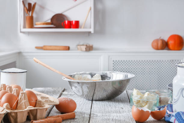 utensili da cucina, prodotti per pasta, cottura - baking flour ingredient animal egg foto e immagini stock