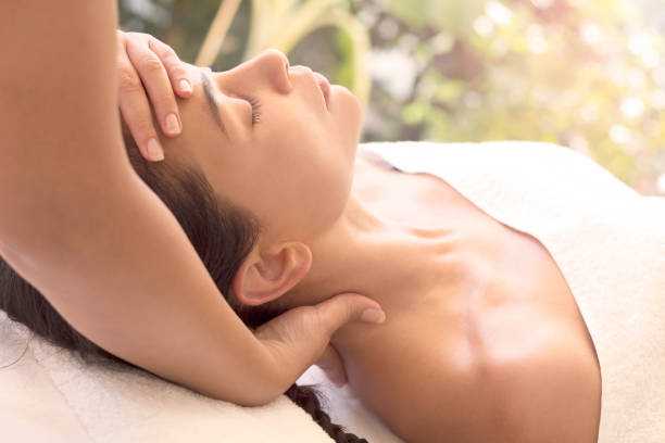 마시지한 - health spa women spa treatment massager 뉴스 사진 이미지