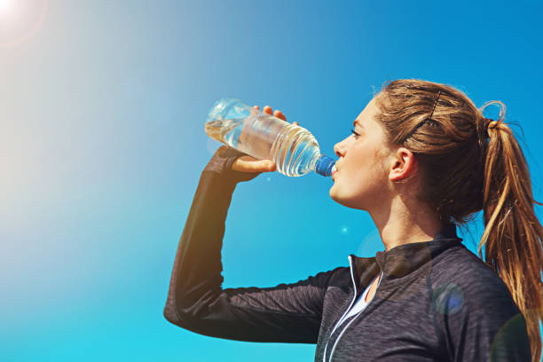 aria fresca e acqua, che grande combinazione - water bottle water bottle drinking foto e immagini stock