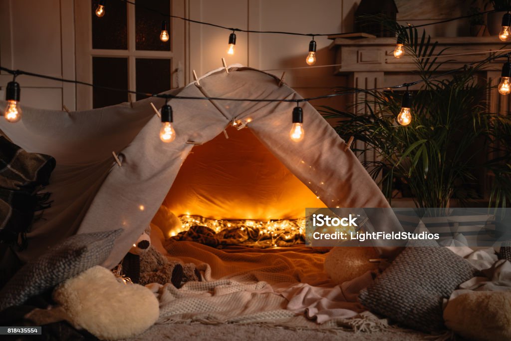 handgemachte Zelt mit Decken, Kissen, Spielzeug und Lichter im Zimmer - Lizenzfrei Zelt Stock-Foto