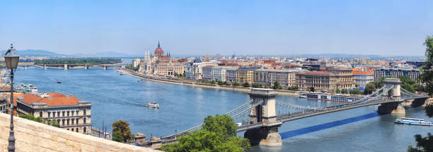 puente de las cadenas de budapest y el parlamento en - budapest chain bridge panoramic hungary fotografías e imágenes de stock