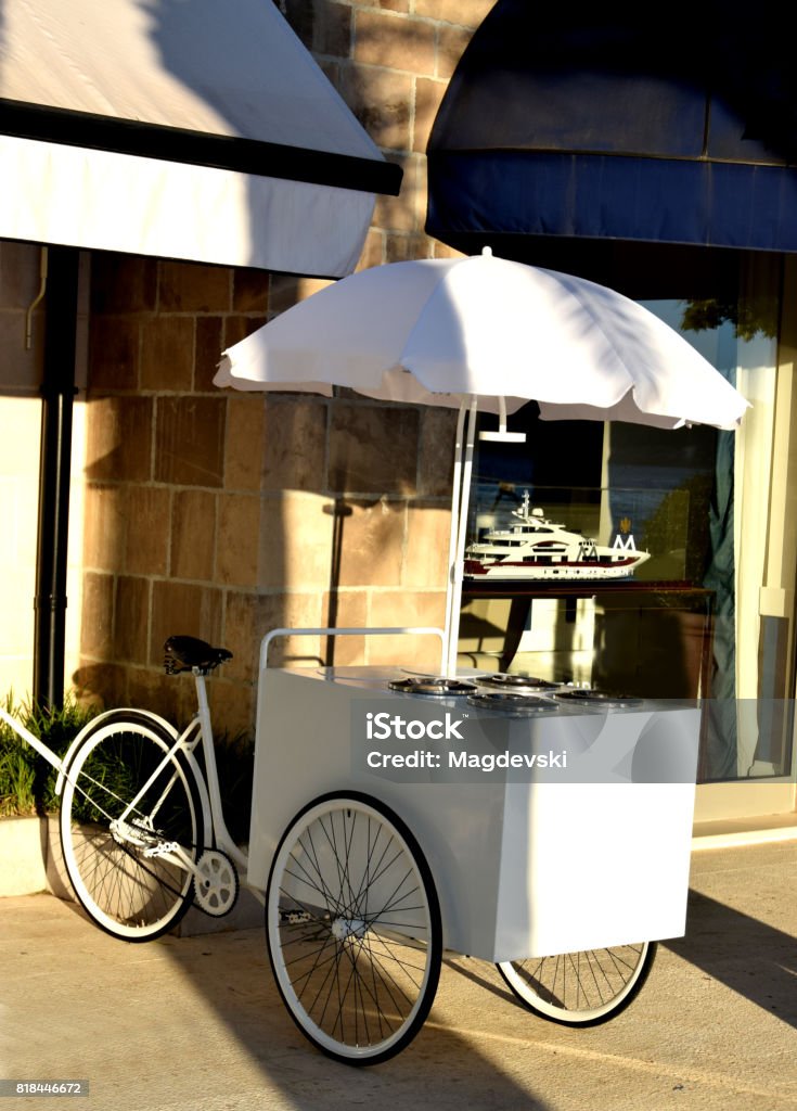 Carros à moda retrô, triciclo, para vender sorvete - Foto de stock de Bicicleta royalty-free