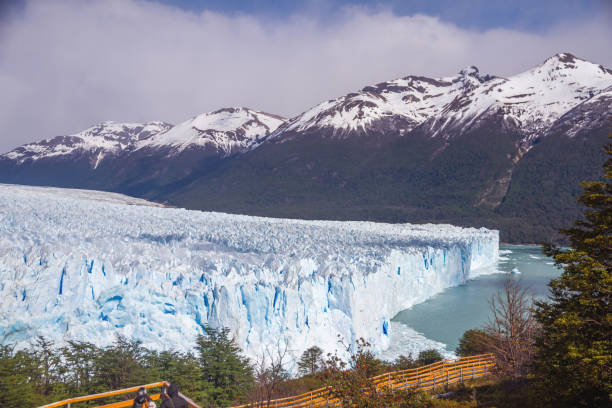 아르헨티나, 파 타고 니 아입니다. 페리 토 모레노 빙하, lago argentino (아르헨티나 호수) 눈으로 아름 다운 풍경 crapped 산과 작은 숲. 좋은 날씨, 푸른 하늘 및 일부 구름입니다. - cloud olive green green ridge 뉴스 사진 이미지