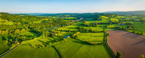 panorama aérea sobre fazendas rural de campos de verão verde pitorescas da pastagem - welsh culture wales field hedge - fotografias e filmes do acervo